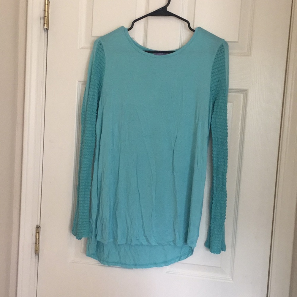 Long sleeve shirt with sleeve accents